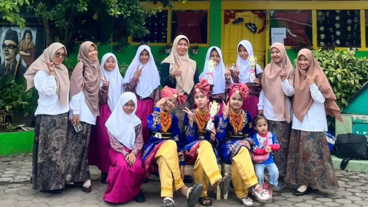 SDN 02 Pampangan tampil gemilang dengan meraih tiga penghargaan dari tujuh cabang lomba yang diikuti  di Festival Lomba Seni dan Sastra Siswa Nasional (FLS3N) tingkat kecamatan di SDN 14 Gurun Laweh, Kamis (16/4). (TIM LAMAN GURU)