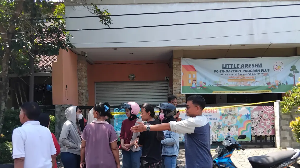 Sejumlah orang tua berkumpul di depan daycare Little Aresha. Mereka meminta pengelola tempat penitipan anak tersebut dijatuhi hukuman berat. (RIZKY WAHYU/JPG)
