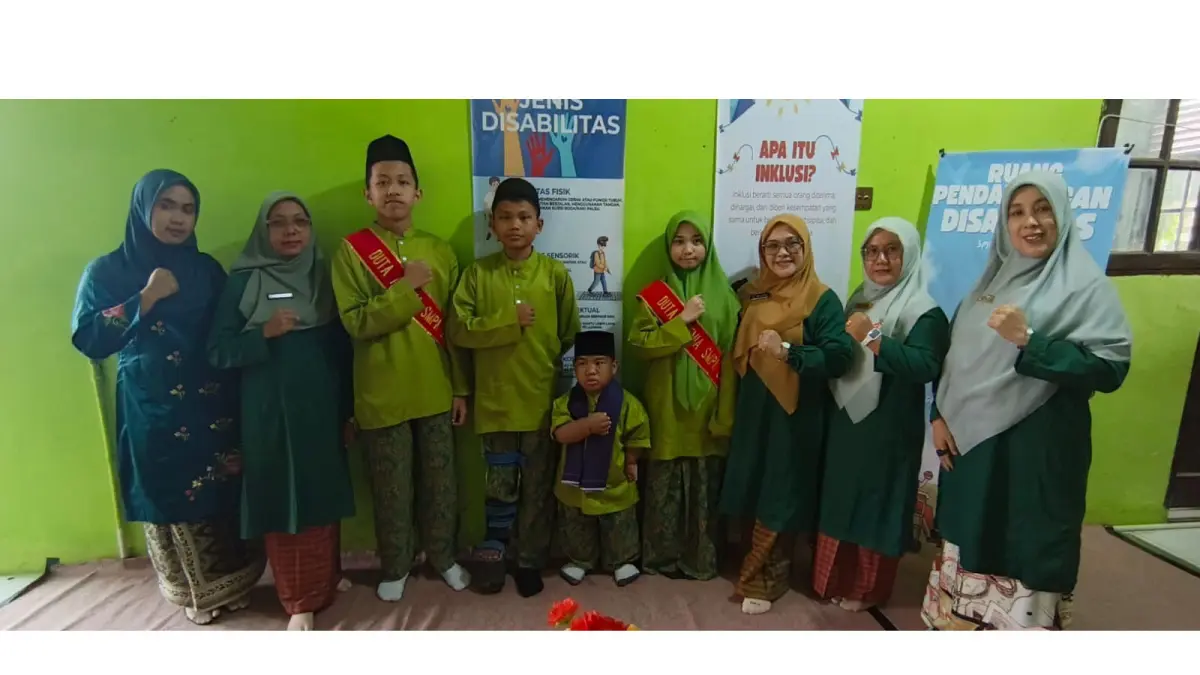 SMPN 29 Padang foto bersama murid-murid berkebutuhan khusus beberapa waktul lalu. (TIM LAMAN GURU)