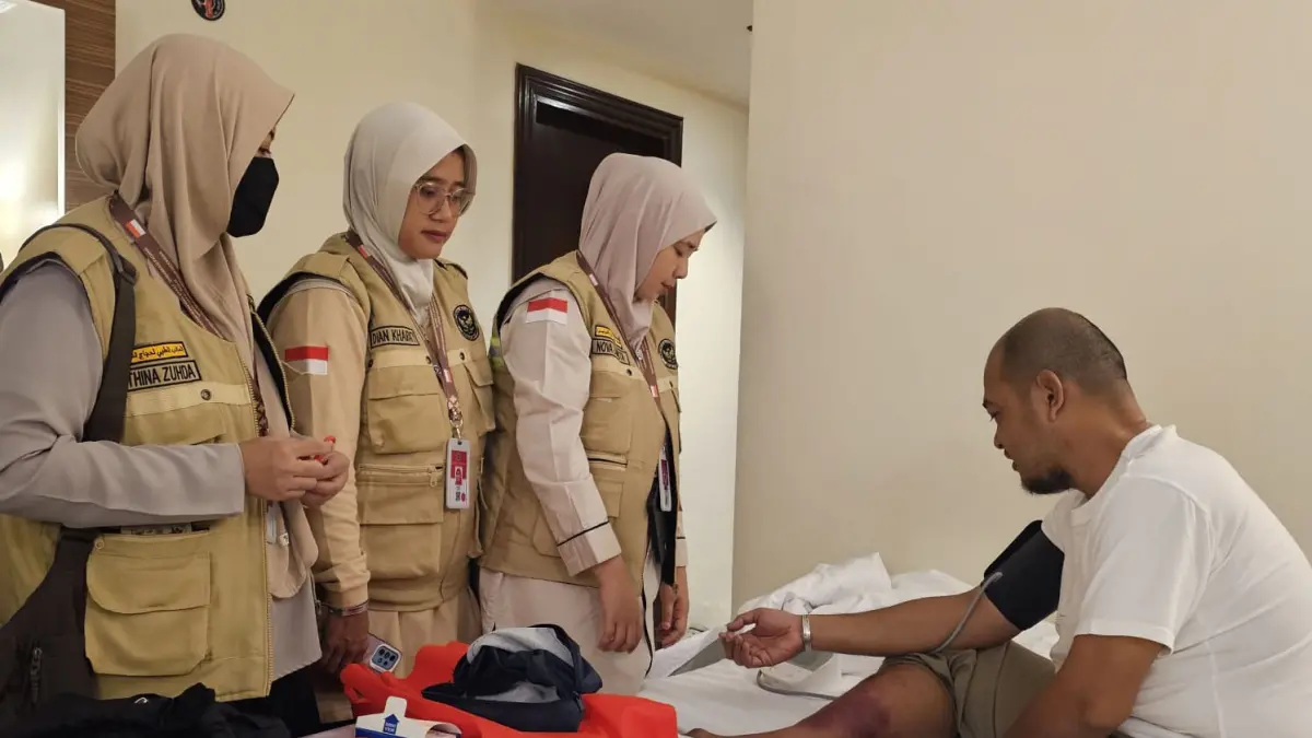 Tim kesehatan saat memeriksa kesehatan jamaah calon haji, beberapa waktu lalu. (DOK HUMAS KEMENHAJ SUMBAR)
