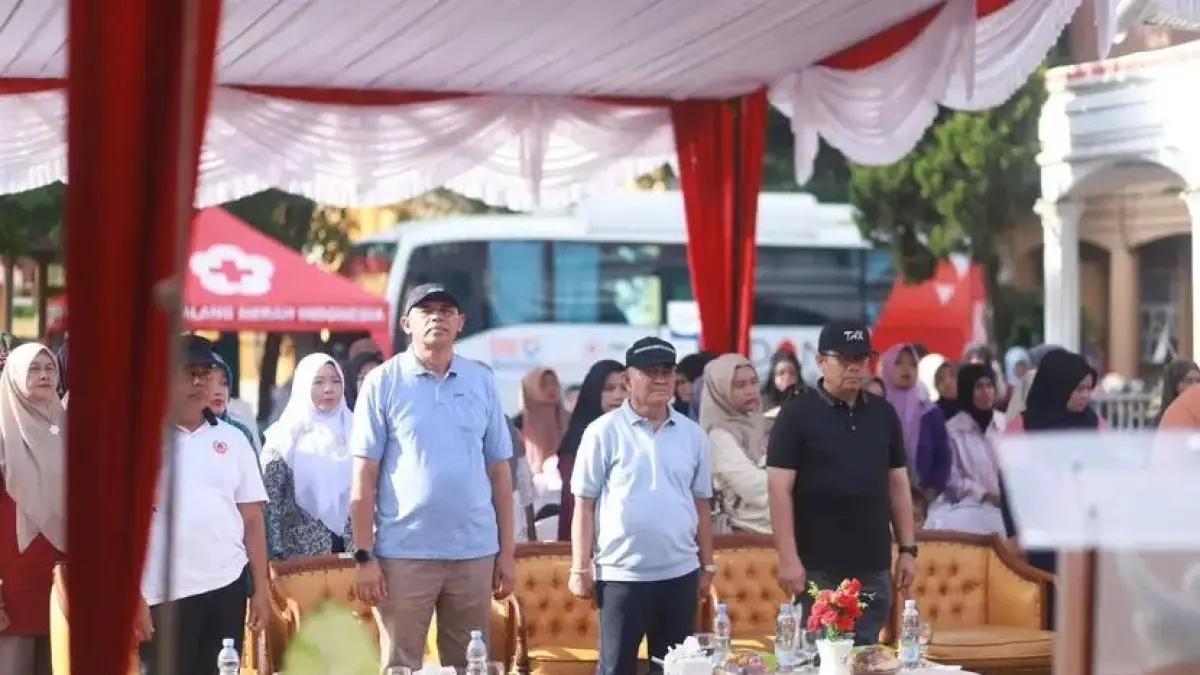 Wakil Wali Kota Solok H. Suryadi Nurdal menghadiri kampanye imunisasi bertajuk “Gebyar Pekan Imunisasi Dunia (PID) 2026 di halaman Kantor Disdukcapil Solok, Minggu (26/4). (DILA KARTIKO SARI/PADEK)
