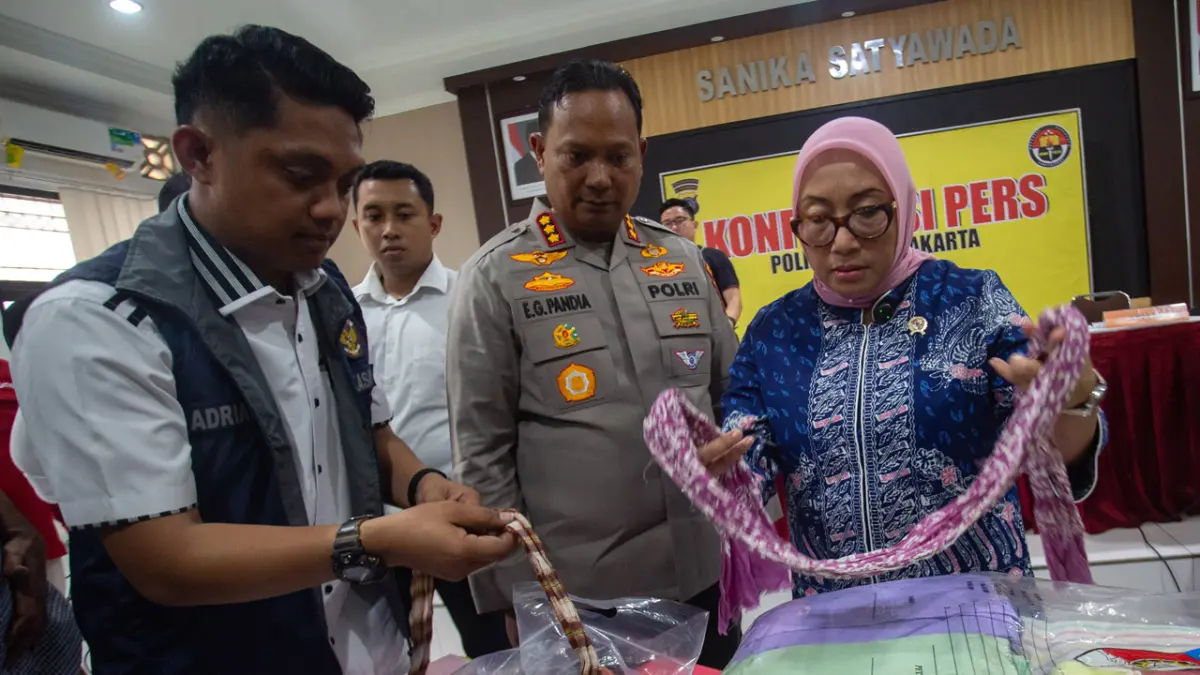 Menteri PPPA Arifatul Choiri Fauzi (kanan) bersama Kapolresta Yogyakarta Kombes Pol Eva Guna Pandia (kedua kanan) menunjukan barang bukti saat konferensi pers pengungkapan kasus dugaan kekerasan terhadap anak di Mapolresta Yogyakarta, Senin (27/4). (ANDREAS FITRI/ANTARA FOTO)