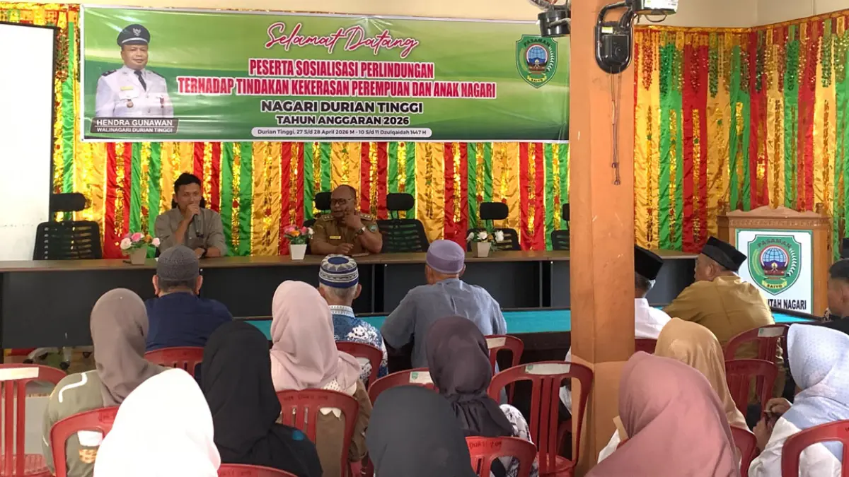 Redaktur Koran Harian Padang Ekspres Wilian Abib didampingi Wali Nagari Durian Tinggi Hendra Gunawan saat menyampaikan materi tentang peran pers dalam perlindungan perempuan dan anak pada kegiatan sosialisasi di Nagari Durian Tinggi, Senin (27/4). (WILIAN/PADEK)