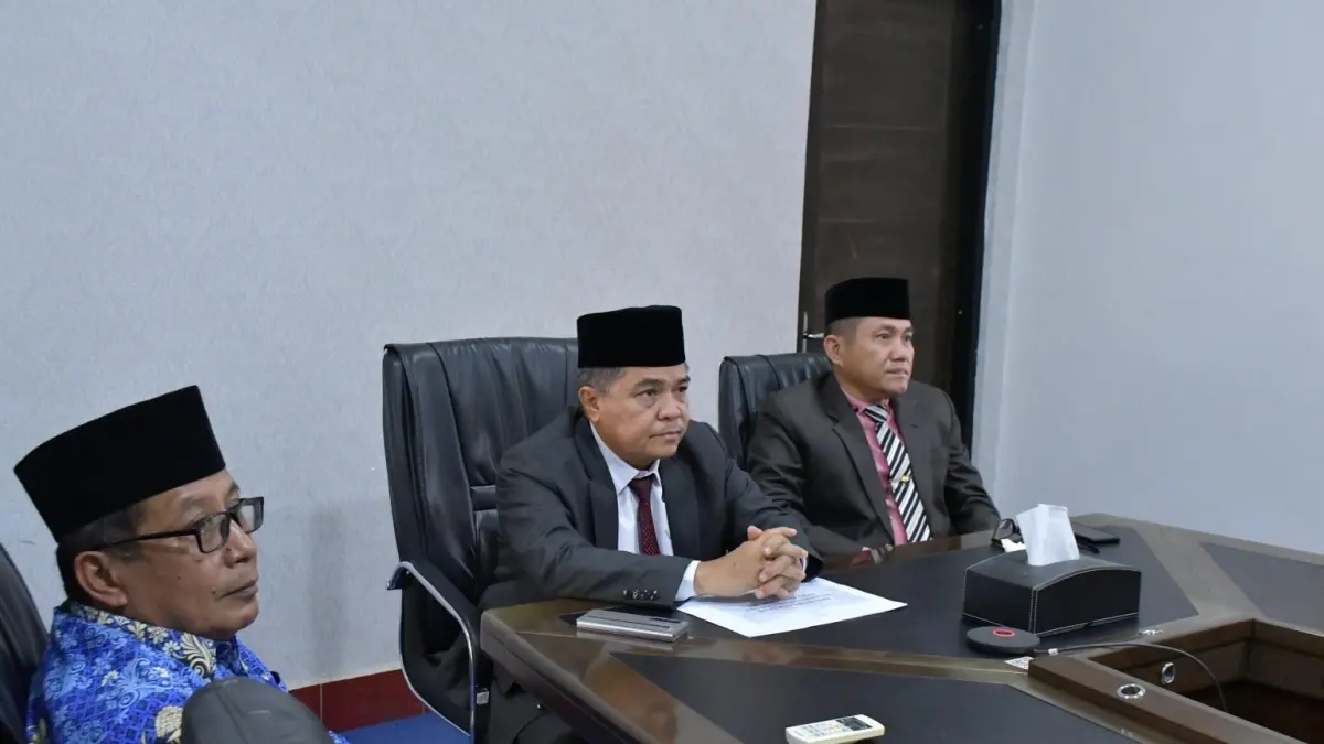 Bupati Agam Benni Warlis bersama jajaran pimpinan OPD mengikuti Rapat Koordinasi Pengendalian Inflasi Daerah secara daring di ruang rapat Kantor Bupati Agam, Lubukbasung, Senin (27/4). (DOK PEMKAB AGAM)