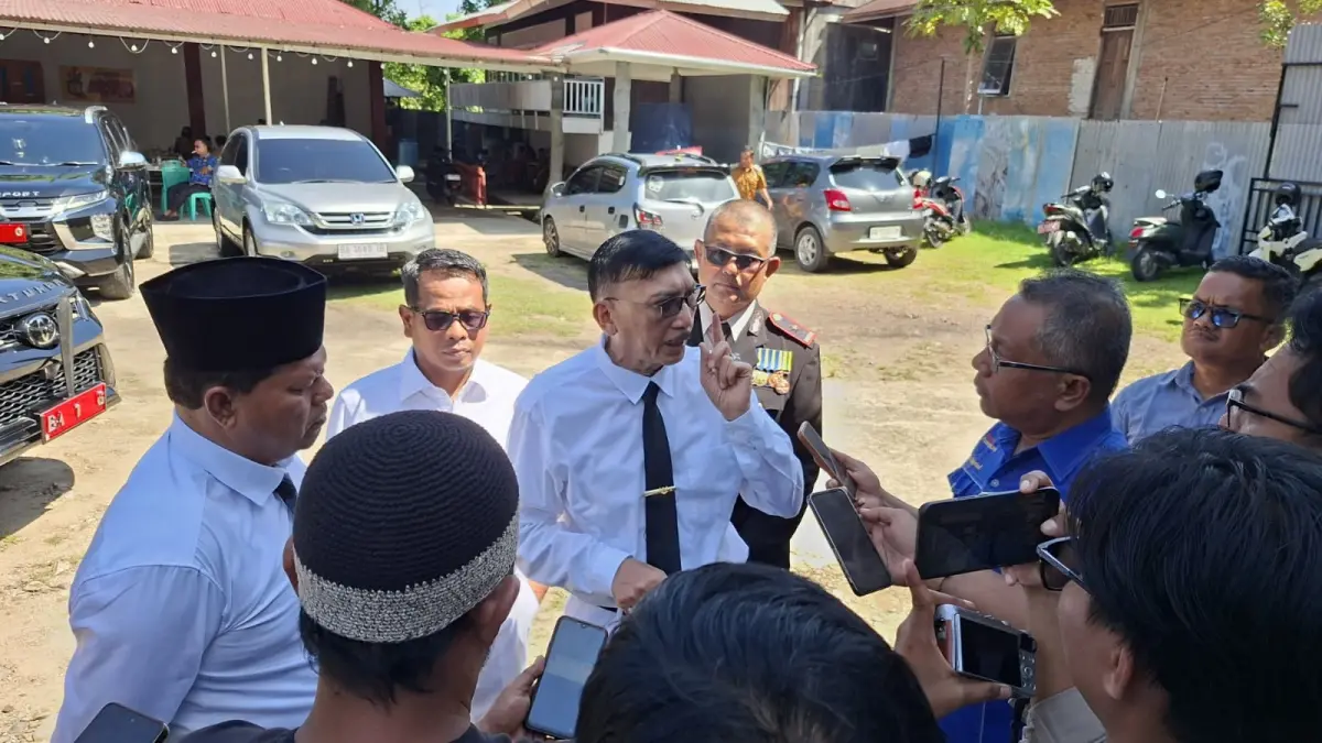 Bupati Pesisir Selatan, Hendrajoni, memberikan keterangan kepada wartawan terkait isu pembangunan klenteng di kawasan wisata Mandeh, di Painan, Senin (27/4). (DOK DERI UNTUK PADEK)