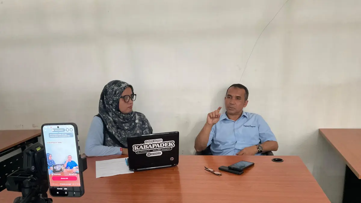 Dirut Padang Ekspres, Mhd Nazir Fahmi saat menjadi narasumber dalam program KABAPADEK Sore yang dipandu Febi Tri Lianti di Graha Pena, Lubukbuaya, Senin (27/4). (DOK PADEK)