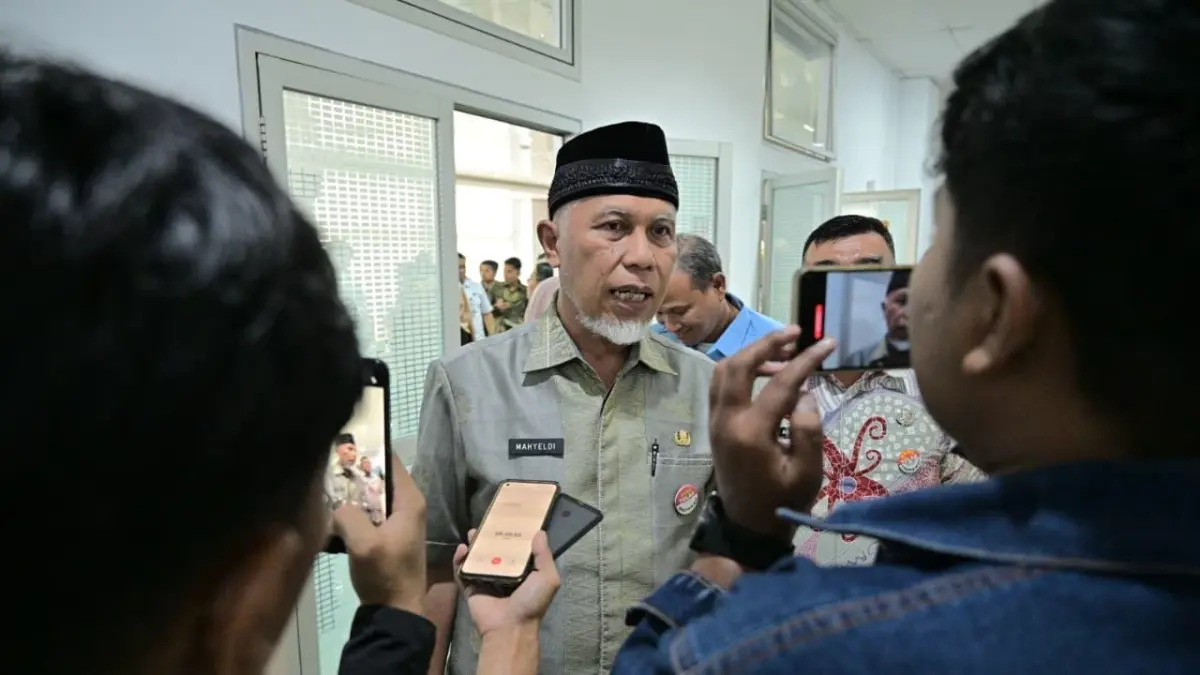 Gubernur Mahyeldi Ansharullah saat memberikan keterangan terkait percepatan penertiban aktivitas Pertambangan Tanpa Izin (PETI), Minggu (26/4). (DOK BIRO ADPIM)