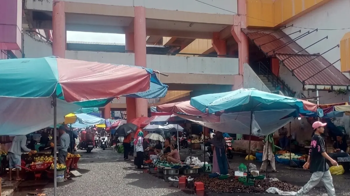 Harga cabe, bawang, dan ayam di Padang naik, picu penurunan daya beli. Sementara beras dan minyak goreng relatif stabil atau turun. Aktivitas jual beli di Pasar Raya Padang, Senin (27/4/2026). (Irfan/Padeks)