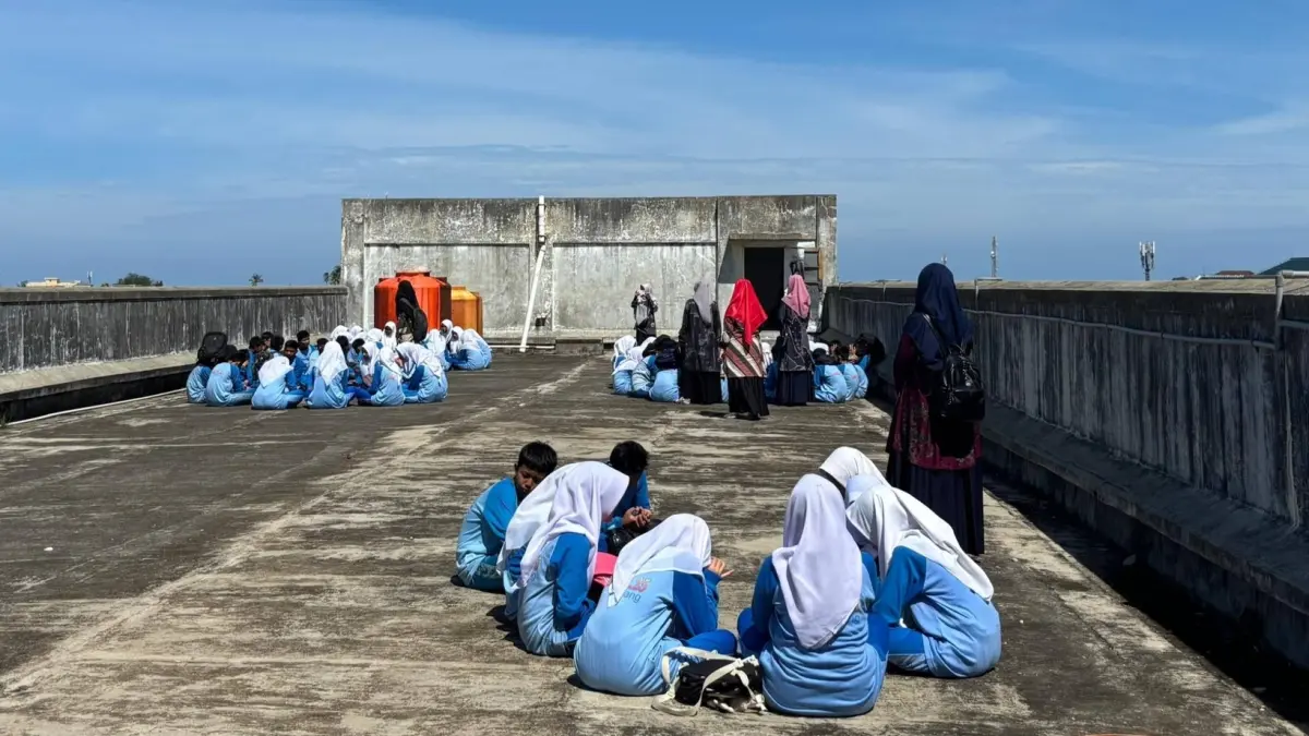 Kegiatan kesiapsiagaan tidak hanya difokuskan pada pengecekan EWS, tetapi juga pelaksanaan simulasi atau drill gempa dan tsunami di sekolah Kota Padang di bulan April 2026 ini. (dok humas)