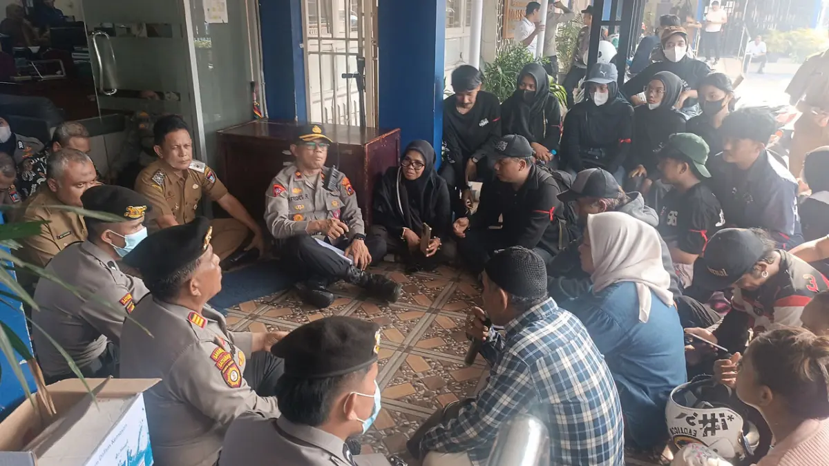 Keluarga Karim, pemuda yang diduga menjadi korban tindak kekerasan oleh petugas, mendatangi Kantor Dinas Sosial Kota Padang pada Senin (27/4). (SUYUDI/PADEK)