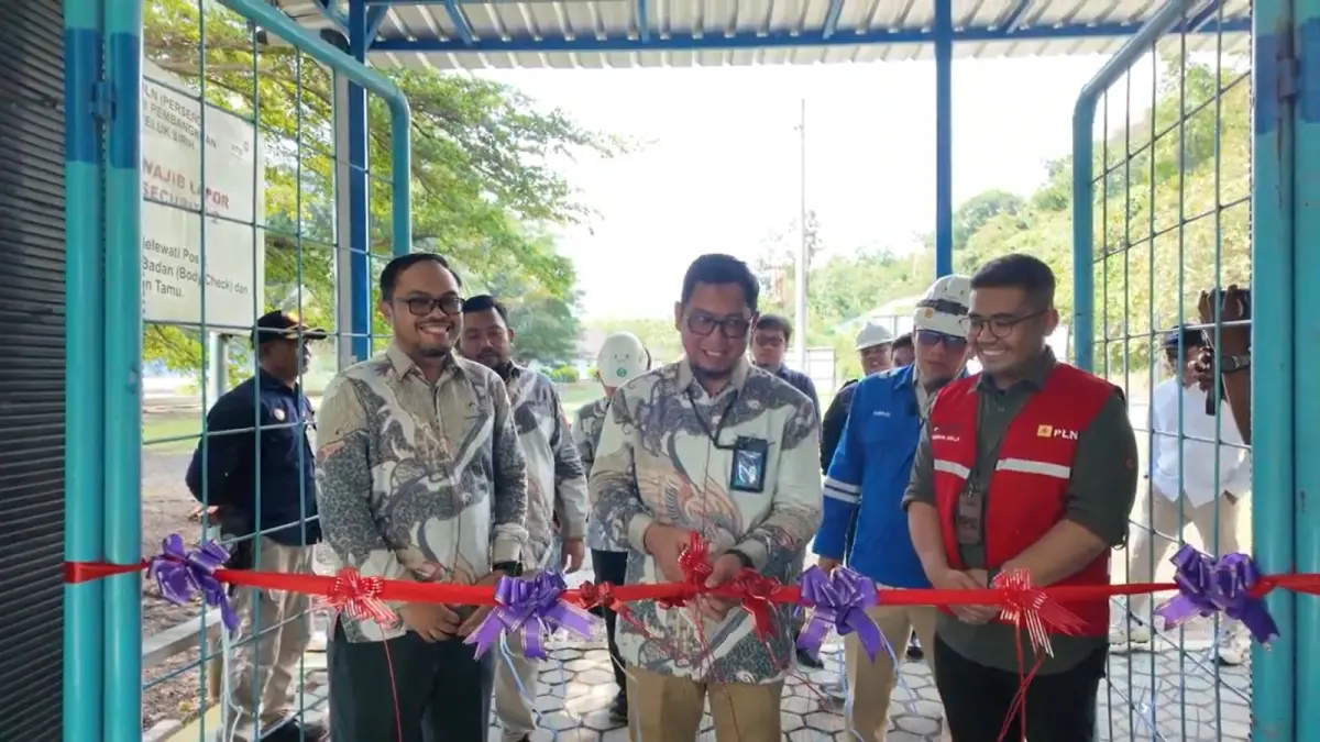 Manajer UBP Teluk Sirih, Lufti Nul Hakim melakukan pemotongan pita sebagai bentuk peresmian ViMS, baru-baru ini. (DOK PLN)