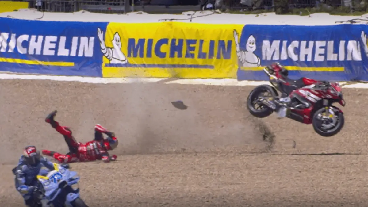 Momen Marc Marquez terjatuh di awal balapan saat berusaha menyusul Alex Marquez di MotoGP Jerez 2026. (Foto: SC Video MotoGP)
