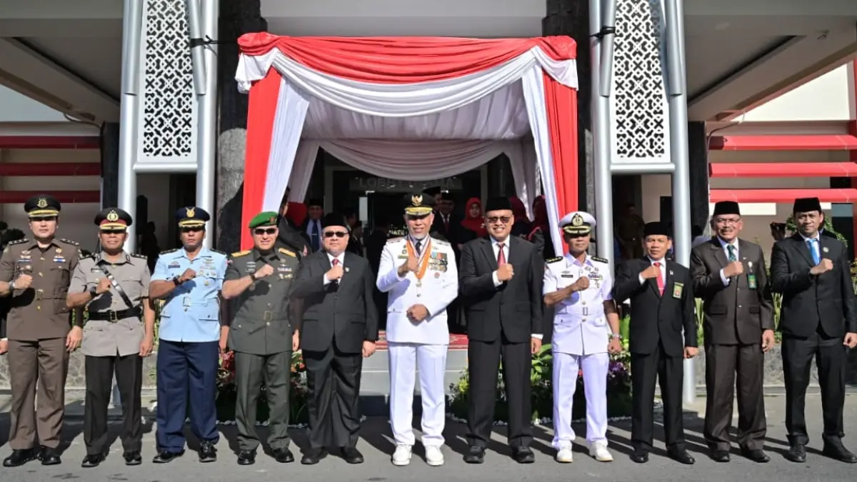 Muspida Sumbar foto bersama upacara peringatan Hari Otonomi Daerah ke-30 di halaman Kantor Gubernur Sumbar, Senin (27/4/2026). (humas)