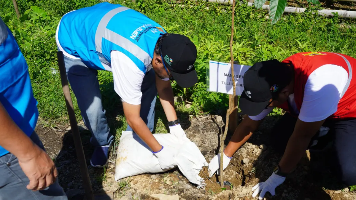 PLS Manager PT PLN IP UBP Teluksirih, Herowiko Thama Nurahman melakukan penanaman pohon dalam acara Peringatan Hari Bumi beberapa waktu lalu. (DOK PLN)