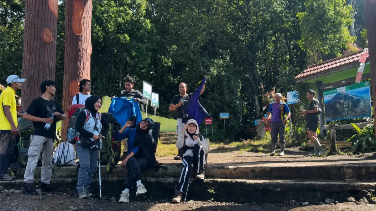 Rombongan Tim Seven Summit West Sumatera bersiap di Gerbang Pintu Rimba Gunung Kerinci, Rabu (22/4), sebelum bertolak menuju Pos 1 Bangku Panjang dan lanjut ke Shelter 1 Gunung Kerinci. (DOK TIM SEVEN SUMMIT WEST SUMATERA)