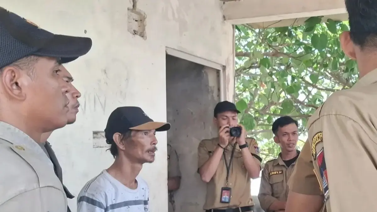 Satpol PP Kota Padang amankan pria diduga lakukan parkir liar di Pantai Padang usai viral di medsos, Senin (27/4). (DOK SATPOL PP PADANG)