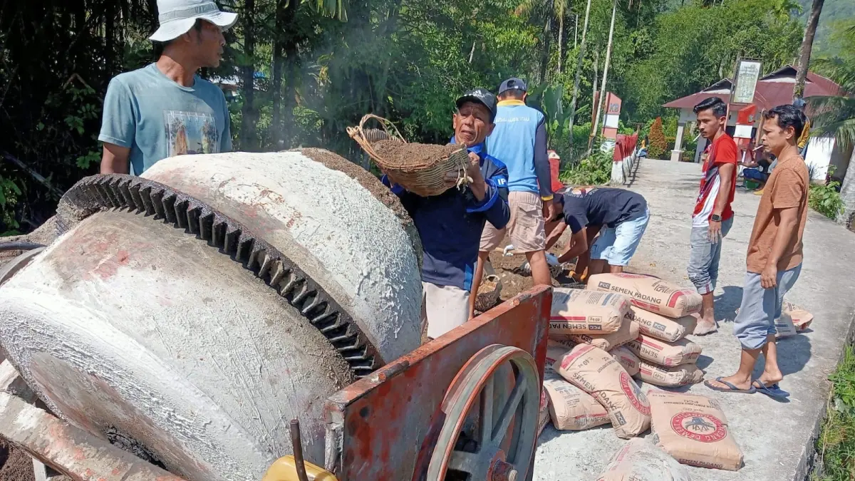 Sekitar 50 warga Baringin-Tarantang gotong royong perbaiki jalan rusak di Jembatan Jawi-jawi dengan dukungan semen dari PT Semen Padang, Minggu (26/4/2026). (humas)