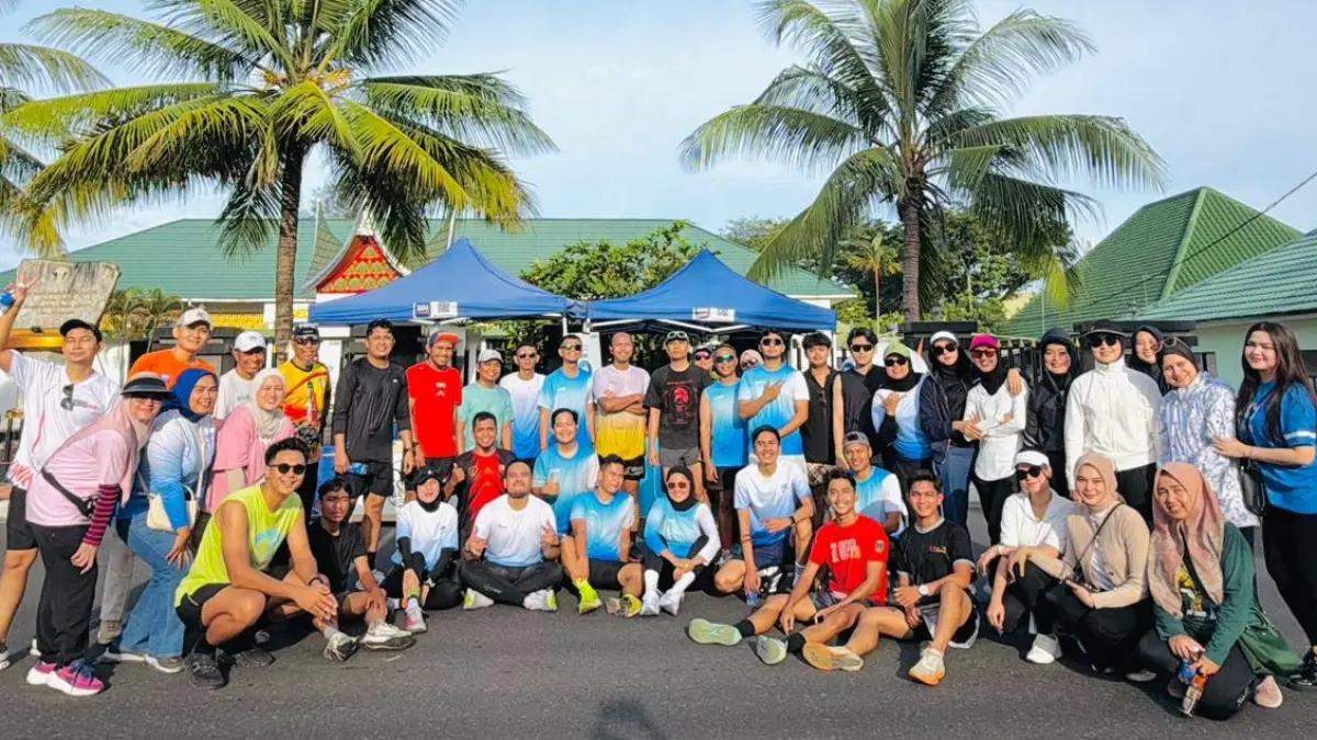 SILATURAHMI: Peserta BRI Runners Padang bersama komunitas lari Kota Padang mengikuti BRImo Car Free
Day Easy Run 5K di kawasan CFD, Minggu (26/4).(BRI FOR PADEK)
