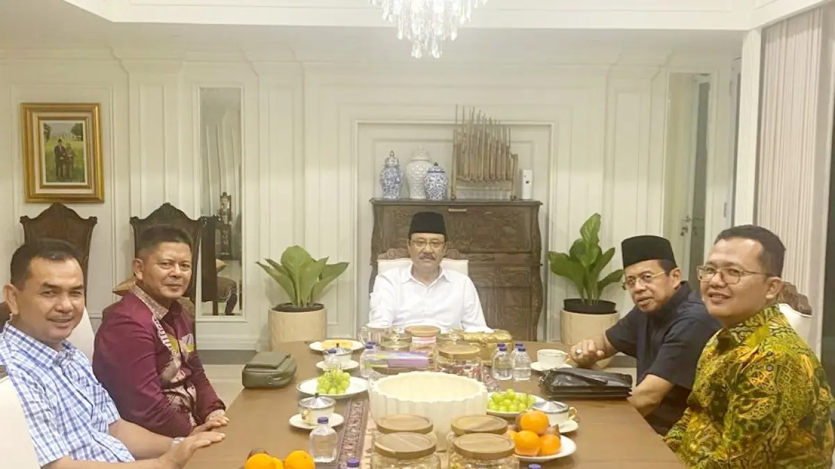 Bupati Pasaman Welly Suhery dan Wakil Bupati Parulian, didampingi Asisten I Pemerintahan dan Kesejahteraan Rakyat Setda Pasaman, berdiskusi dengan Menteri Sosial RI Saifullah Yusuf terkait program Sekolah Rakyat dan DTKS di Widya Candra, Jakarta Selatan, Minggu (26/4). (DOK ADC BUPATI)