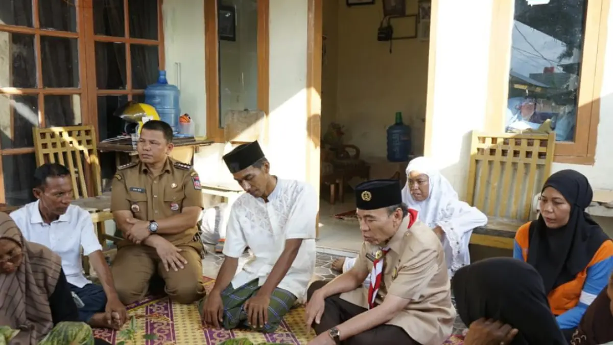 Wakil Wali Kota Padang Maigus Nasir saat mengunjungi keluarga dua anak yang hilang terseret ombak di Pantai Ujung Karang, Padang Utara, Senin (27/4/2026).(Foto: Prokopim)