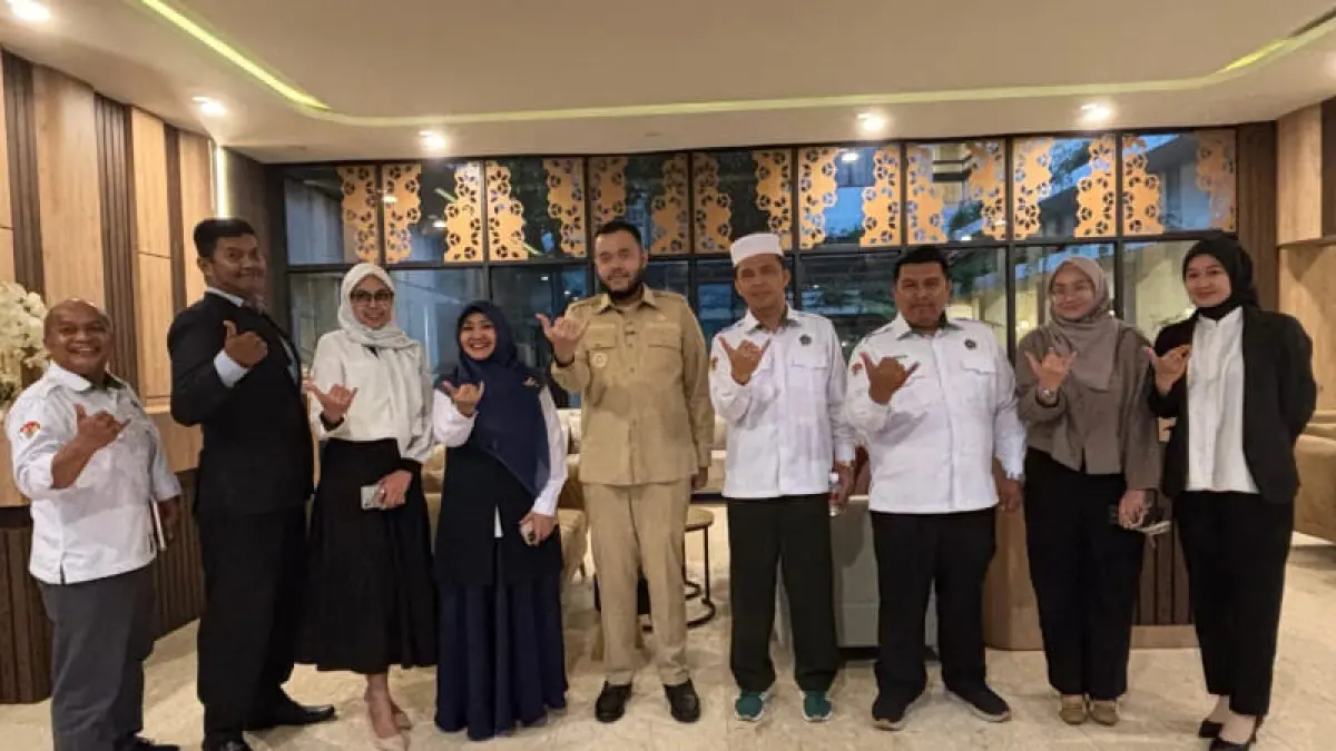 Wali Kota Padang Fadly Amran bersama Rektor dan jajaran meninjau fasilitas Hotel Imam Bonjol By Benhas dalam penguatan pariwisata halal di Jalan Sudirman Padang.(Foto: Humas)