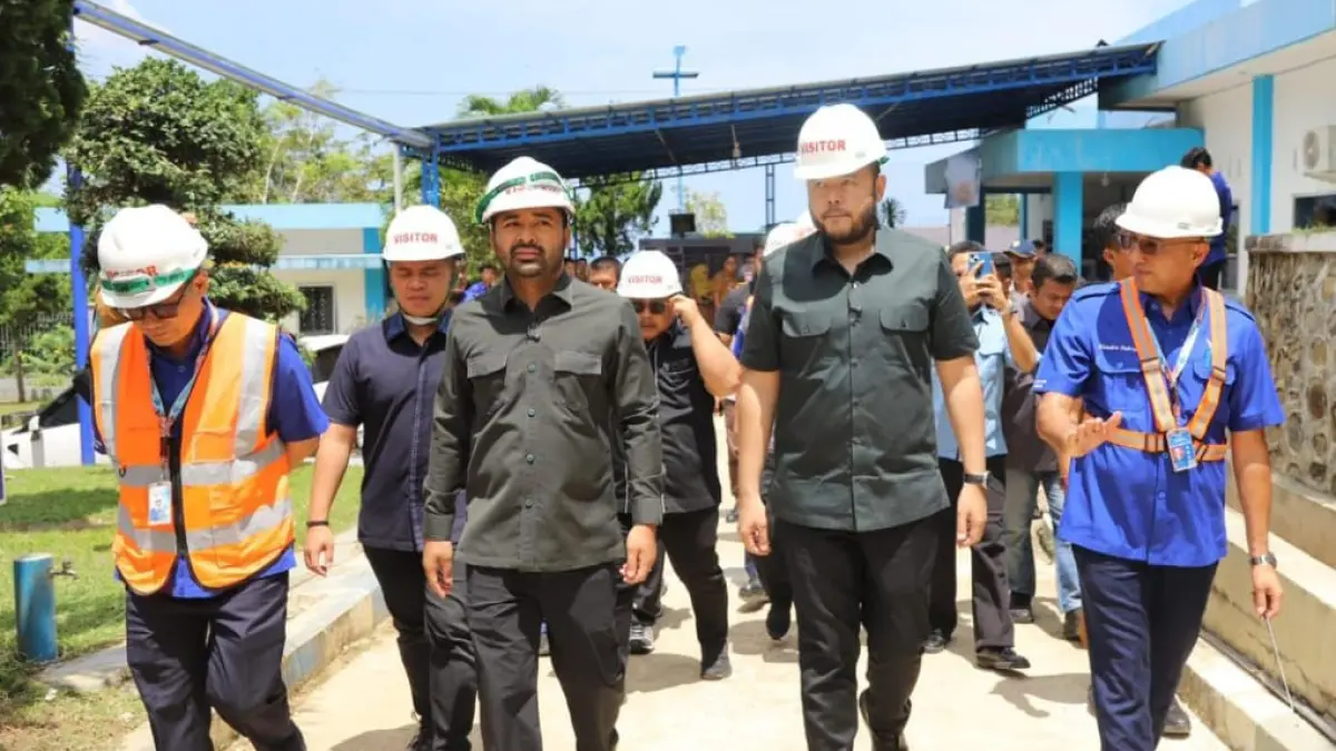 Wali Kota Padang Fadly Amran dan Anggota DPR RI Zigo Rolanda meninjau lokasi pembangunan SPAM Taban 3 berkapasitas 200 liter/detik di IPA Palukahan, Koto Tangah.(Foto: Prokopim)