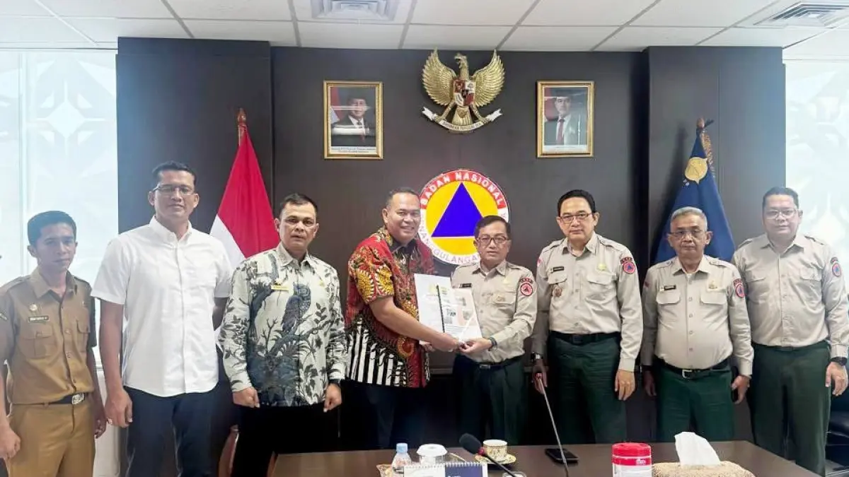 Wali Kota Pariaman Yota Balad foto bersama usai audiensi dengan jajaran BNPB di Kantor Pusat BNPB, Jakarta Timur, Senin (27/4/2026).