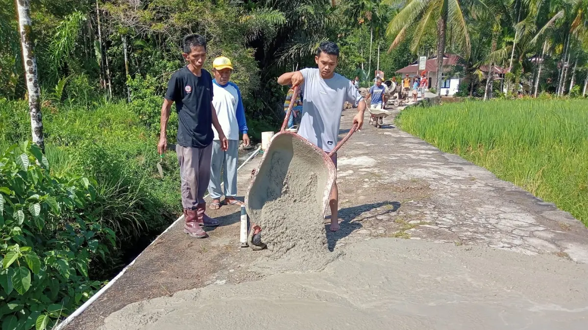 Warga Baringin-Tarantang gotong royong cor jalan 20 meter dengan menggunakan produk Semen Padang sejak Minggu (26/4/2026) pagi hingga siang hari. 