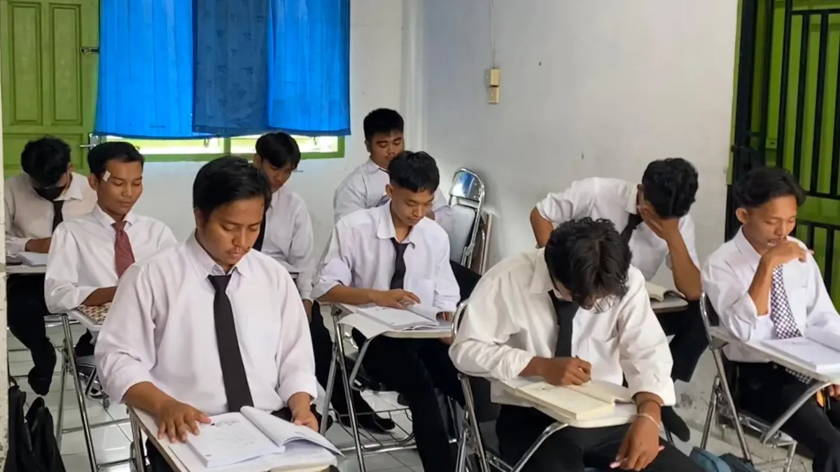 Sejumlah pemuda mengikuti ujian setelah menjalani pelatihan intensif selama enam bulan di LPK Kamisato Gakuin Center, yang membekali mereka dengan kemampuan bahasa Jepang serta pemahaman budaya kerja sebagai syarat bersaing di pasar kerja internasional.