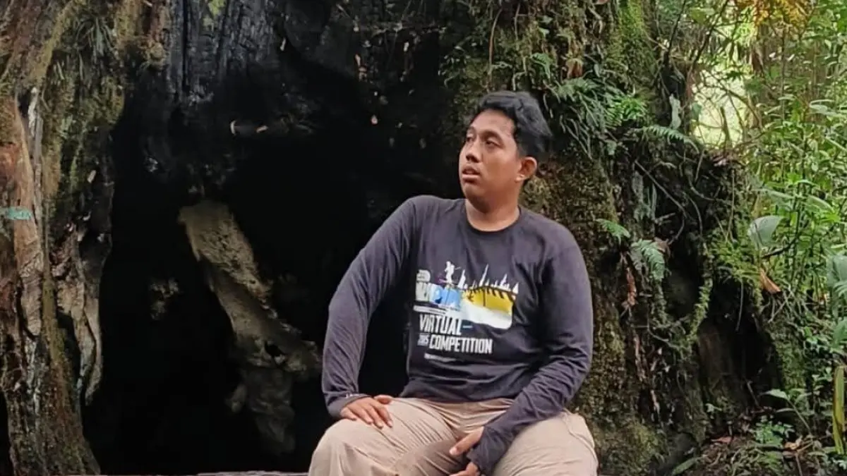 Azib Fattah MP di titik ikonik Kayu Bolong di jalur pendakian Gunung Kerinci. Lokasi ini dikenal sebagai spot mistis dengan berbagai cerita yang berkembang di kalangan pendaki. (dok pribadi)