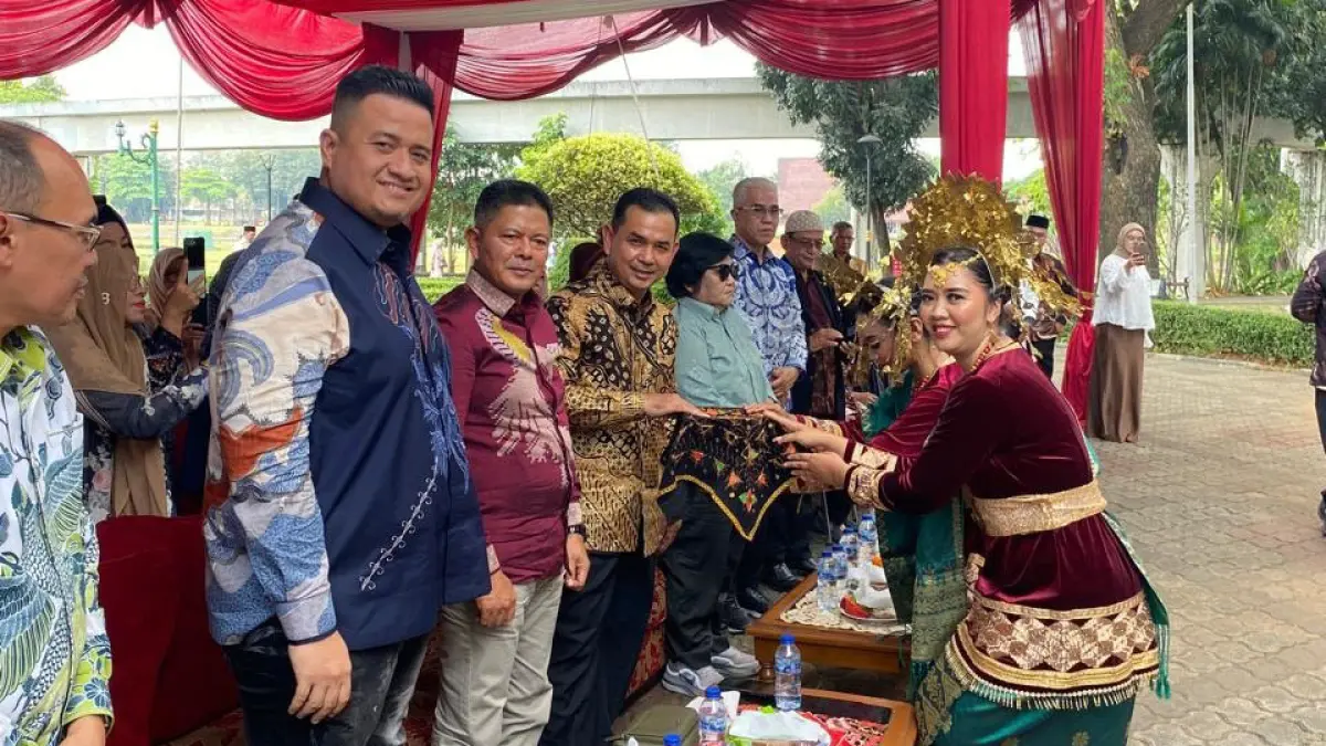Bupati Pasaman Welly Suhery bersama Wakil Bupati Parulian, Ketua IKKP Andriko Saputra, dan saat menghadiri Halal Bi Halal IKKP Jabodetabek di Taman Mini Indonesia Indah, Minggu (26/4). (DOK ADC BUPATI)