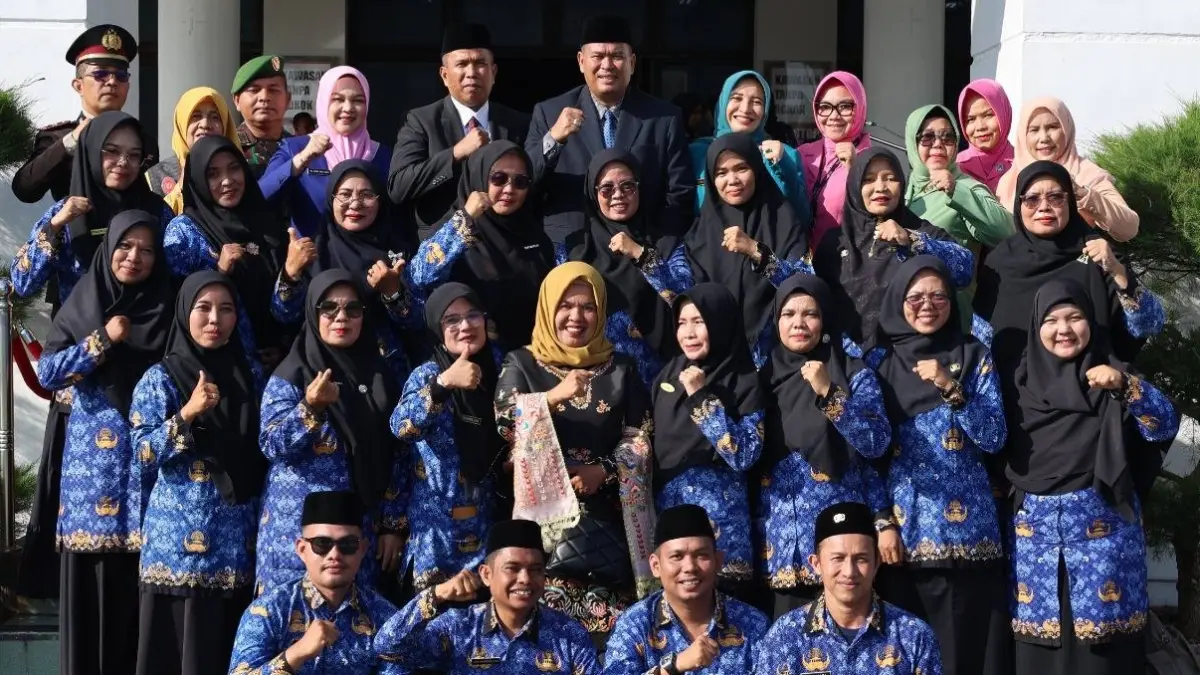 Jajaran aparatur Pemerintah Kota Pariaman foto besama usai upacara peringatan Hari Otonomi Daerah (Otda) ke-30 tingkat Kota Pariaman Tahun 2026 di halaman Balaikota Pariaman, Selasa (28/4/2026).