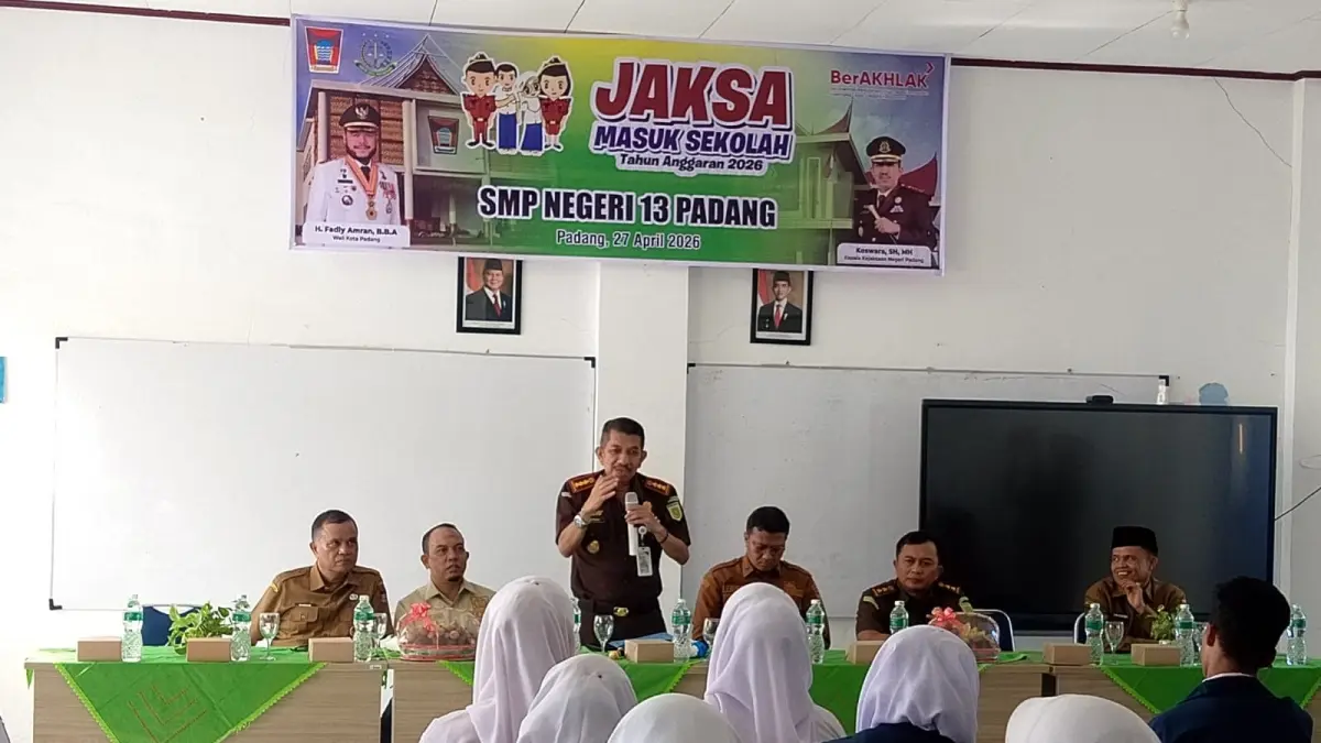 Kejari Padang menggelar sosialisasi Jaksa Masuk Sekolah 2026 di SMPN 13 Padang, Senin (27/4). (DOK KEJARI PADANG)