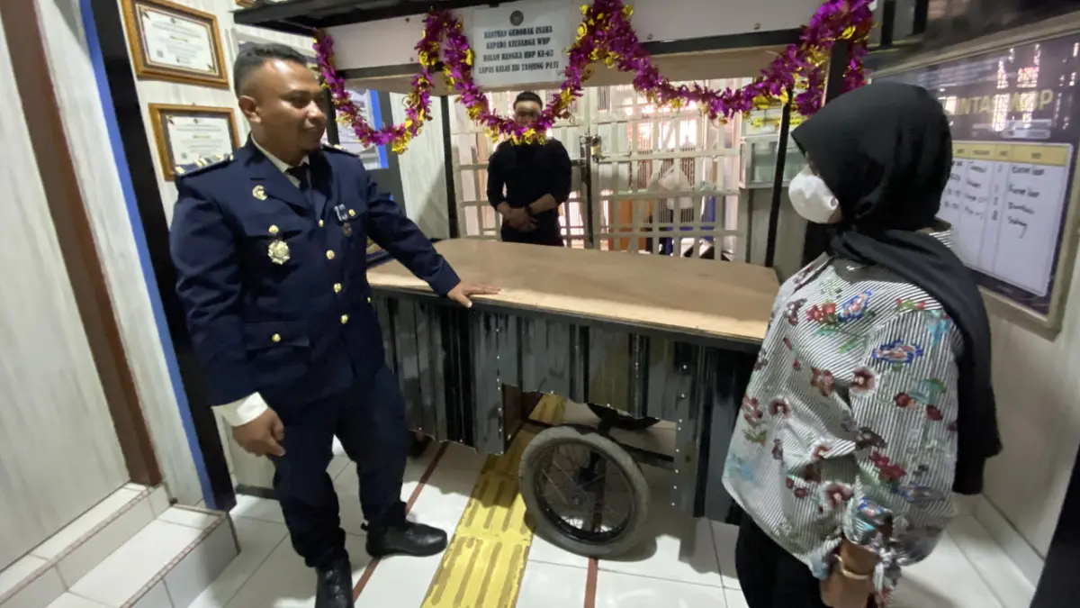 Lapas Kelas IIB Tanjung Pati, Payakumbuh, menyalurkan bantuan gerobak usaha kepada keluarga warga binaan yang tergolong kurang mampu, baru-baru ini. (DOK LAPAS KELAS IIB TANJUNG PATI)