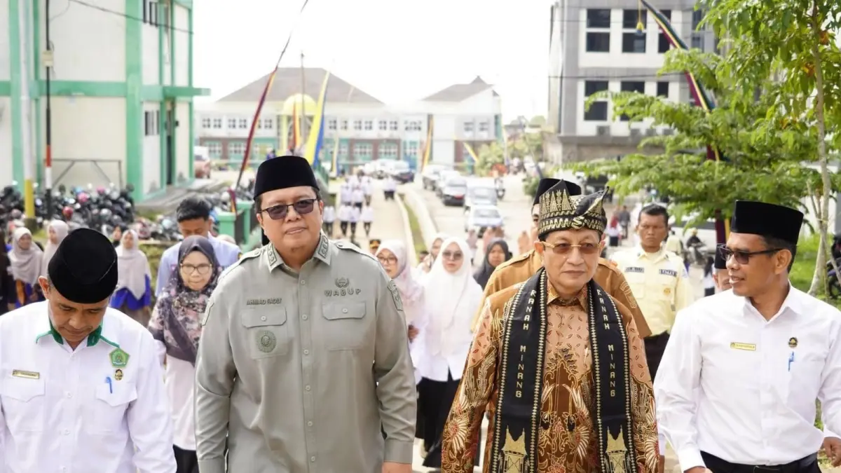 Menteri Agama Nasaruddin Umar didampingi Wakil Bupati Ahmad Fadly dan Rektor Delmus Puneri Salim saat meresmikan Gedung Kuliah Terpadu SBSN di Kampus II UIN Mahmud Yunus Batusangkar, Selasa (28/4). (DOK PROKOPIM)