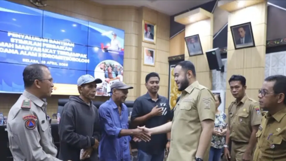 Pemko Padang salurkan bantuan stimulan perbaikan rumah bagi 55 KK di 4 kecamatan terdampak bencana hidrometeorologi, Selasa (28/4). (DOK BPBD PADANG)
