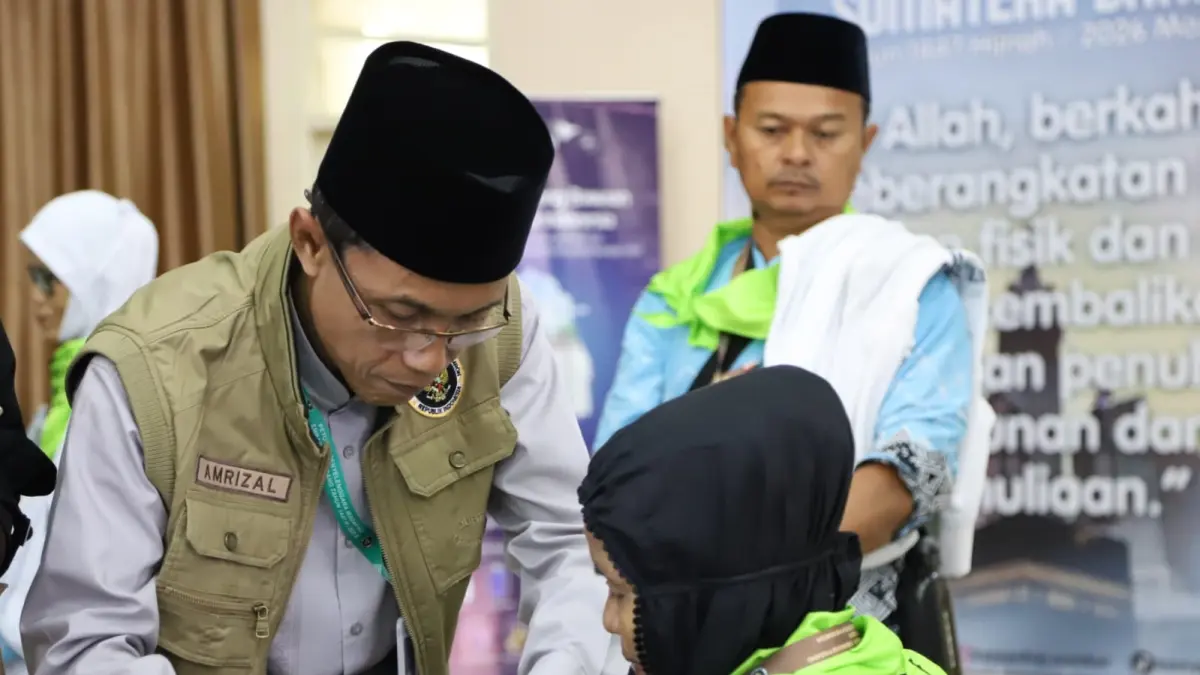 Petugas memberikan pelayanan kepada jamaah calon haji Kloter 05 Embarkasi Padang yang tiba di Asrama Haji, Tabing, Selasa (28/4). (DOK KEMENHAJ SUMBAR)