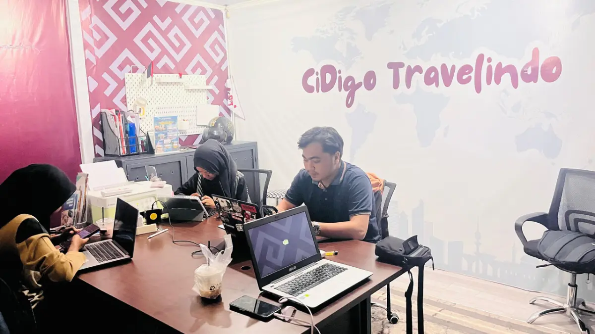 Suasana kerja di Cidigo Travelindo yang berlokasi di Pasar Raya Padang, Jumat (24/4). (IRFAN/PADEK)