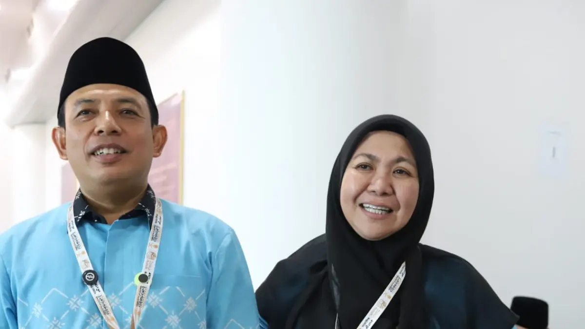 Wali Kota Bengkulu Dedy Wahyudi berangkat haji reguler bersama Kloter 04 Embarkasi Padang, memilih berbaur dengan jemaah di Bandara Internasional Minangkabau.