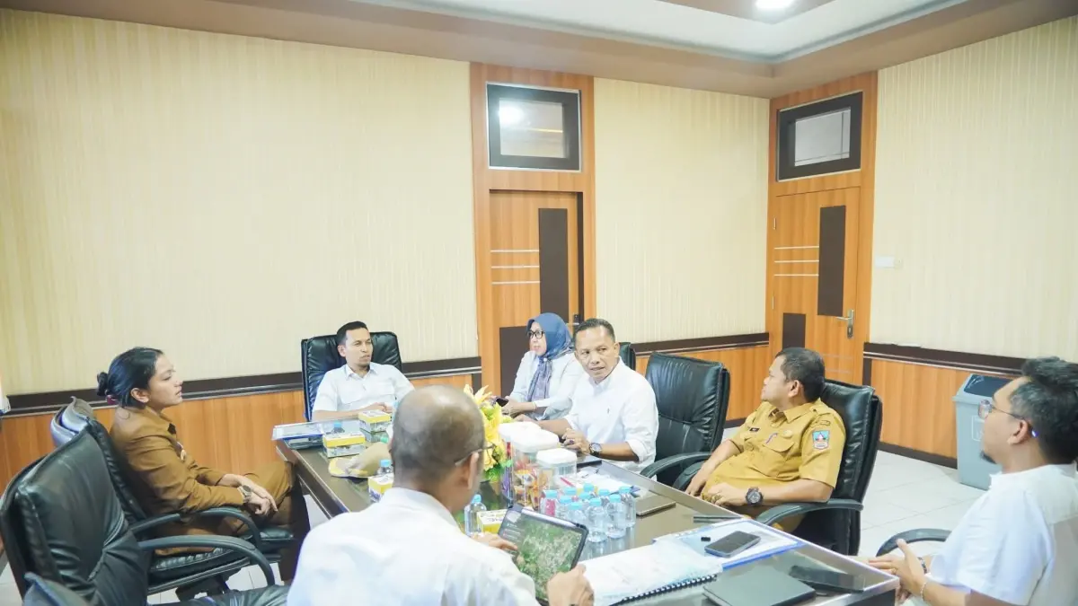 Bupati Dharmasraya Annisa Suci Ramadhani bertemu Kepala BPJN Sumatera Barat untuk membahas percepatan perbaikan jalan nasional di wilayah Dharmasraya. (DOK KOMINFO)