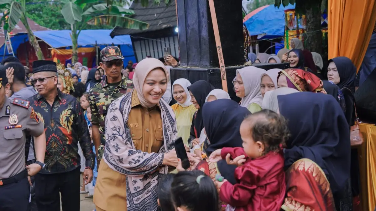 Bupati Dharmasraya, Annisa Suci Ramadhani, menghadiri puncak Alek Nagari Tebing Tinggi yang digelar di Rumah Panjang Nagari Tebing Tinggi, Kecamatan Pulau Punjung, Selasa (28/4/2026). (DOKUMENTASI PEMKAB DHARMASRAYA)