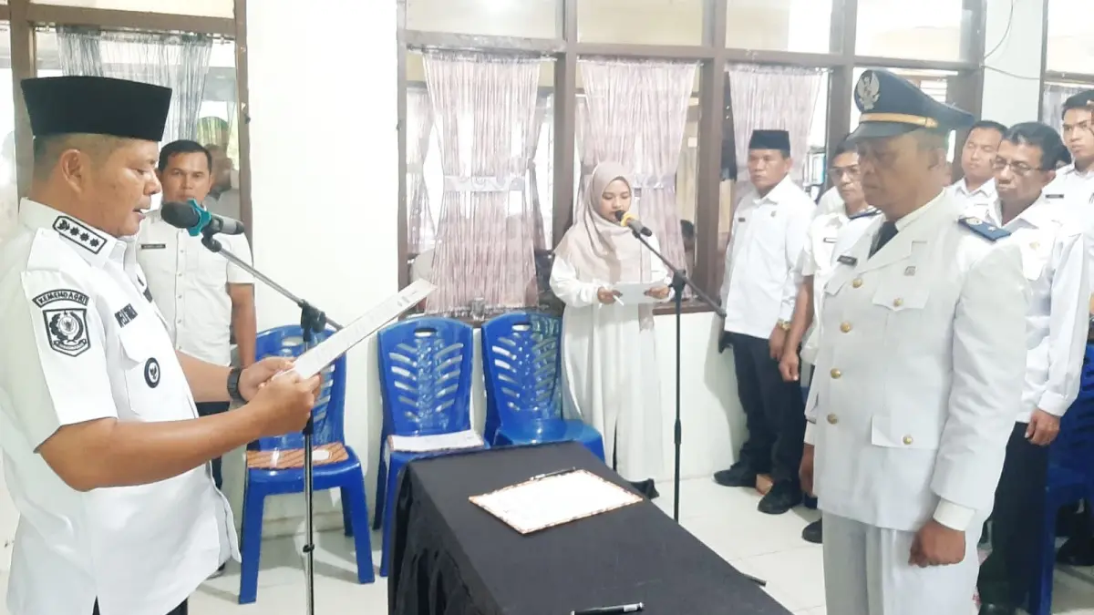 Bupati Pasaman Welly Suhery mengambil sumpah jabatan dan melantik Penjabat Wali Nagari di Nagari Lubuakgadang, Kecamatan Mapattunggul. Prosesi pelantikan 3 wali nagari dilakukan di dua lokasi, Rabu (29/4). (DOK DISKOMINFO PASAMAN)