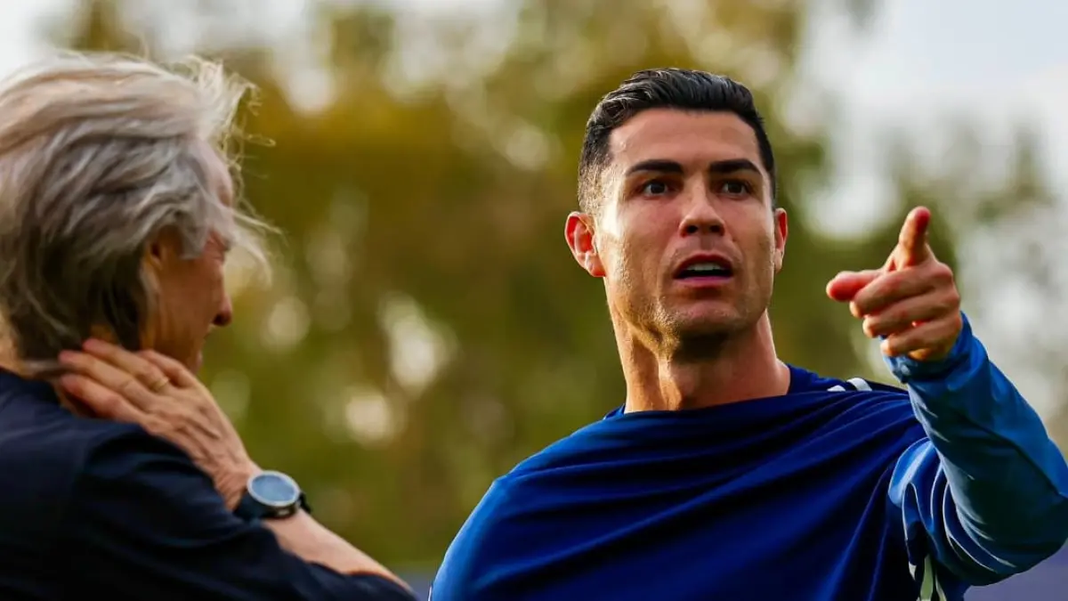 Cristiano Ronaldo berbincang dengan Pelatih Jorge Jesus saat sesi latihan Al Nassr jelang laga besar kontra Al Ahli dalam lanjutan Liga Saudi.(Foto: X @cristiano)
