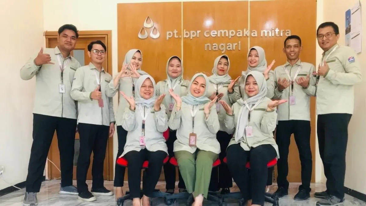 Direktur Utama PT BPR Cempaka Mitra Nagari  Fenorika dan jajaran foto bersama. (DOK BPR)