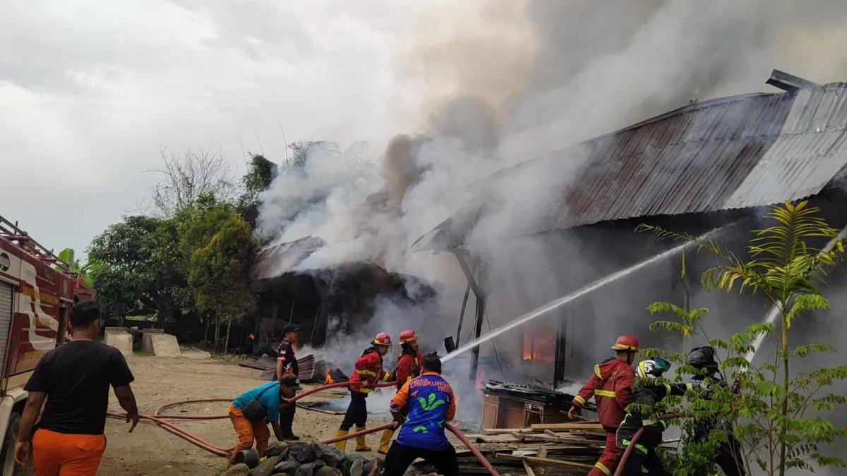 Kebakaran melanda gudang perkantoran DLH Kota Padang di Aiepacah, Kototangah, Rabu (29/4/2026). 3 bangunan dan 23 sepeda motor terbakar dengan kerugian Rp1 miliar. (Dinas Damkar Kota Padang)