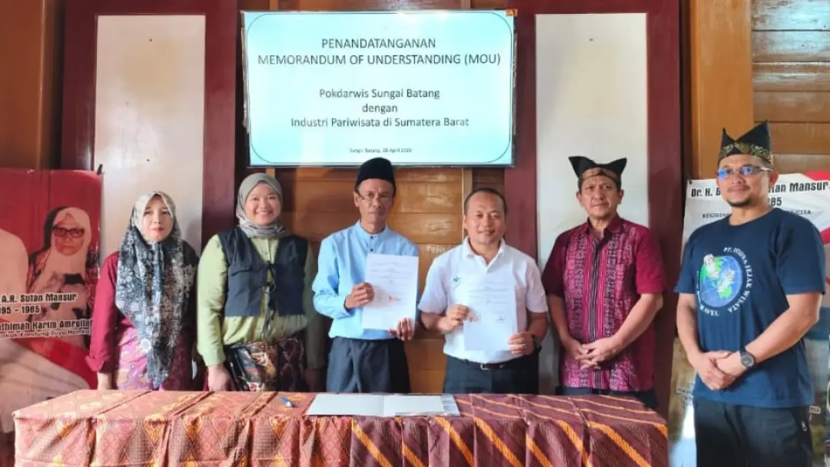 Ketua AITTA Sumbar dan Ketua Pokdarwis Sungai Batang menandatangani MoU pengembangan wisata pascabencana di Kabupaten Agam.(Foto: Dok. AITTA Sumbar)