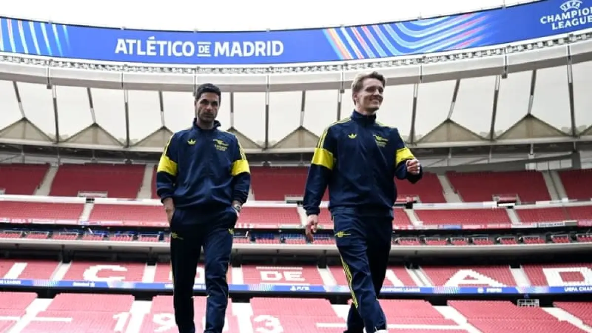 Pelatih Arsenal, Mikel Arteta dan kapten tim, Martin Odegaard, saat memantau kondisi lapangan di Stadion Riyadh Air Metropolitano, Madrid, Selasa (28/4/2026).(Foto: Arsenal)
