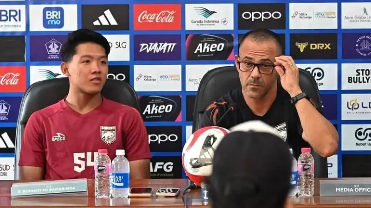 Pelatih Borneo FC, Fabio Lefundes, memberikan keterangan pers jelang laga melawan Persik Kediri pada pekan ke-30 BRI Super League 2025/26.(Foto: Ileague)