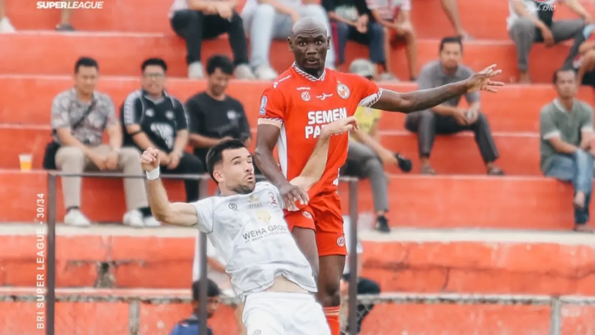 Pemain Semen Padang FC berduel dengan pemain Madura United. (INSTAGRAM SEMEN PADANG FC)