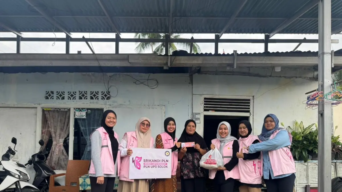 Penyerahan bantuan sembako dan voucher listrik oleh PLN UP3 Solok kepada perempuan tangguh di Kelurahan Tanah Garam, Kota Solok, dalam rangka peringatan Hari Kartini, Jumat (24/4). (DOK PLN)